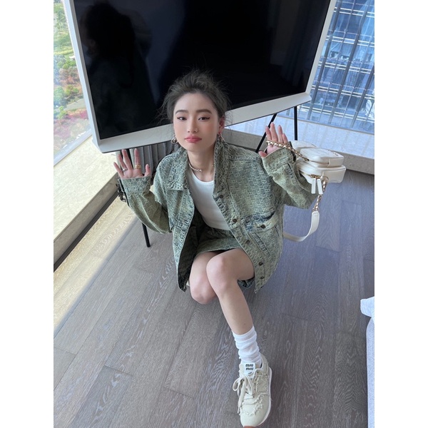 Áo khoác jeans nữ hoạ tiết chữ màu xanh matcha thương hiệu Gucci GC cao cấp