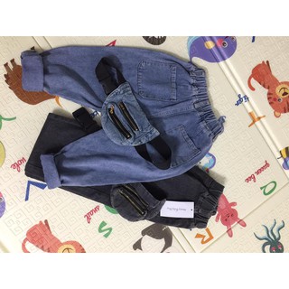 Quần jean kèm túi đeo chéo sành điệu cho bé