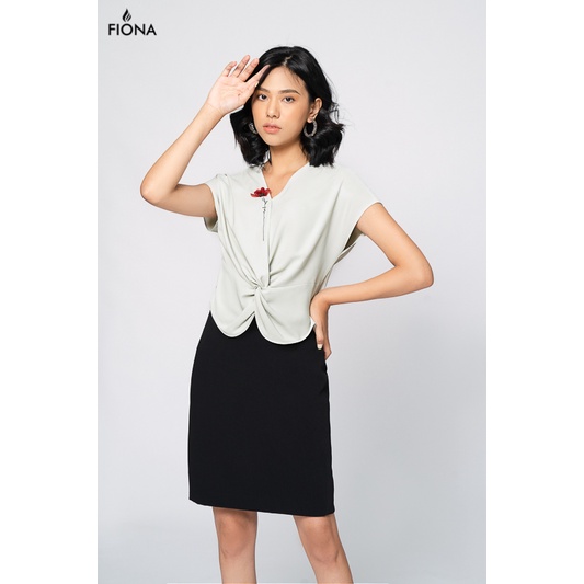 Áo sơ mi cổ đính hoa, tay chờm, xoắn trước eo FIONA F550250