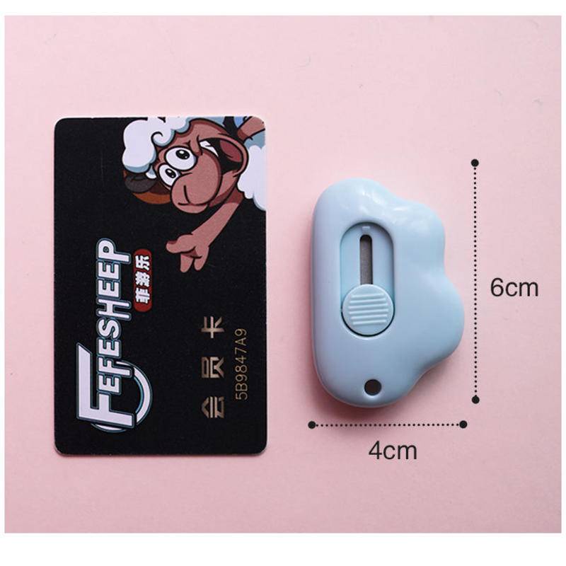 ⭐ iLado ⭐ Dao tiện ích dao mini Dao Rọc Giấy Bỏ Túi Mini hình dạng khác nhau móc khoá cute anime In Họa Tiết Hoạt Hình chất lượng cao Tiện Lợi Cuộn Rút dụng cụ mở thùng carton trang trí di động