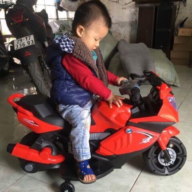 XE MÁY ĐIỆN TRẺ EM KIỂU DÁNG THỂ THAO MỚI