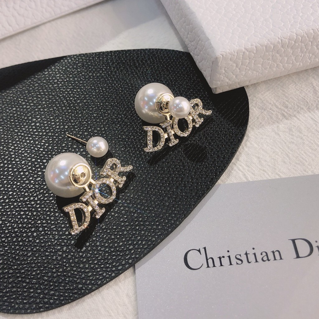 Đôi khuyên tai thiết kế chữ Dior đính đá sang trọng cho nữ