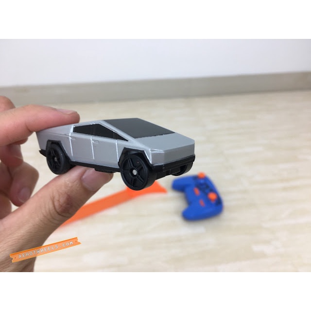 HOT WHEELS Mô hình đồ chơi xe hơi Tesla Cybertruck Lot M 2021