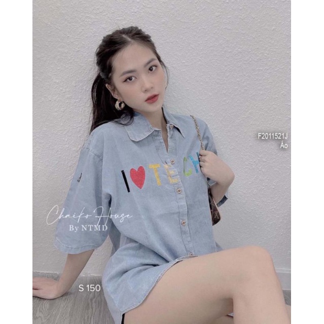 Áo sơ mi jean ngực thêu chữ hình trái tim form rộng tay ngắn!