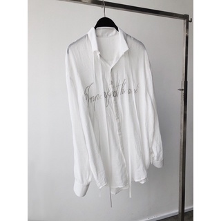 ÁO SƠ MI VẢI XÔ MỎNG XUYÊN THẤU THÊU CHỮ DÂY RUY BĂNG CỔ