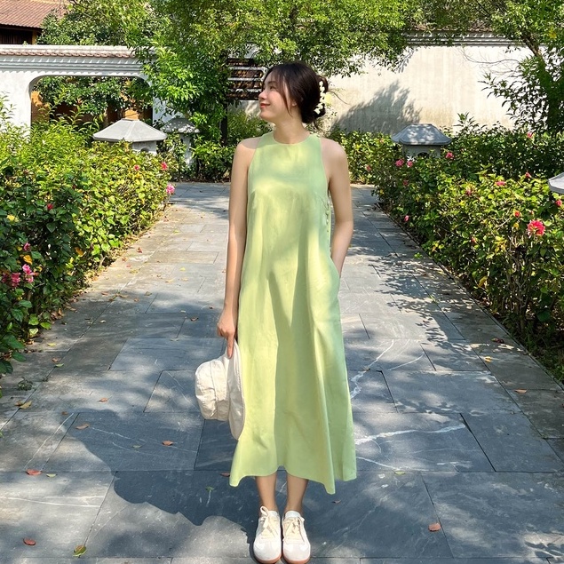 Váy trắng Fabric Holic suông dài cổ yếm