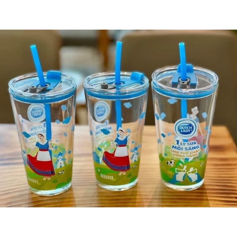 Ly thuỷ tinh có nắp tặng kèm ống hút