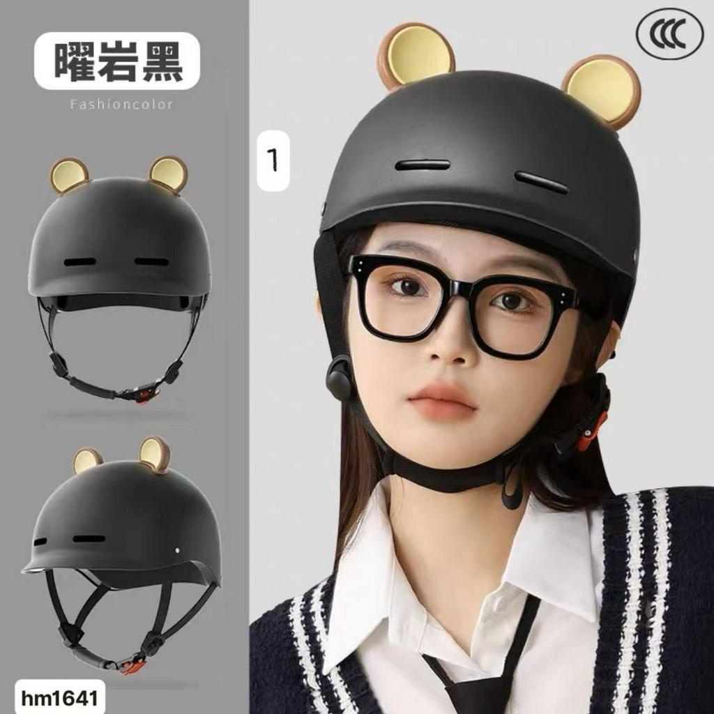 Có cái mũ bảo hiểm thôi mà có cần đáng yêu vậy không🤪🤪  Chiếc mũ vừa xinh vừa đảm bảo an toàn giao thông