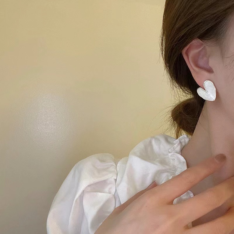 Hoa Tai Hình Trái Tim Màu Trắng Phong Cách Vintage Thời Trang Cho Nữ