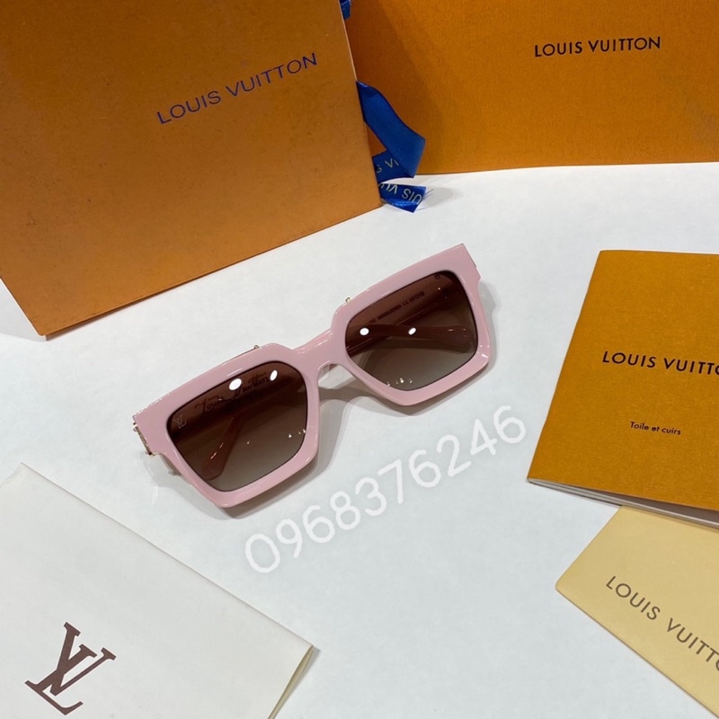Kính LV hồng dáng vuông, thiết kế phong cách hiện đại,trẻ trung,sang trọng. Mắt chống UV400
