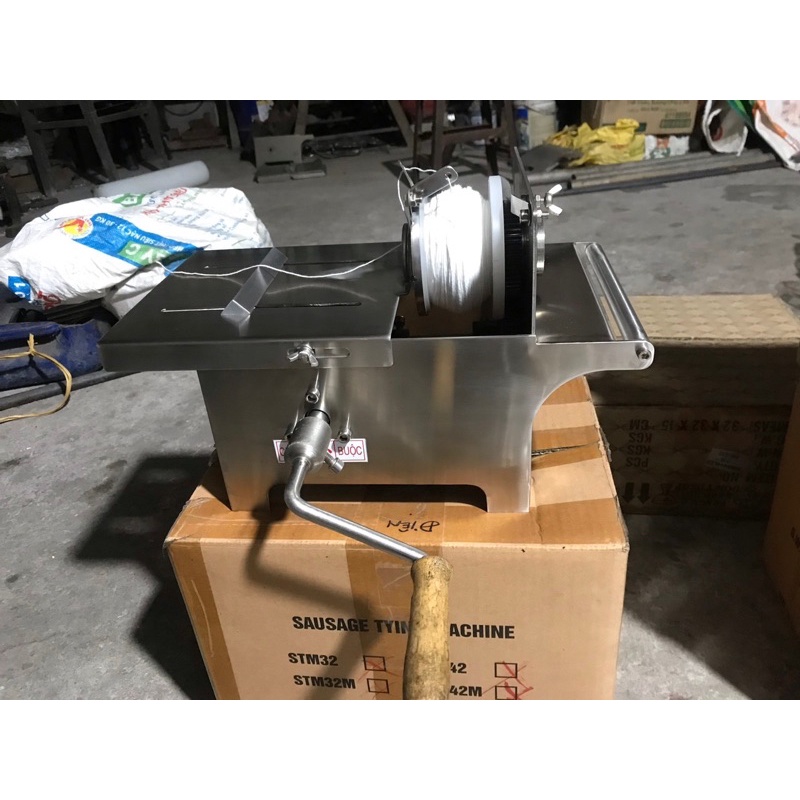 máy buộc chỉ xúc xích, lạp xưởng quay tay/ chạy điện chất liệu Inox