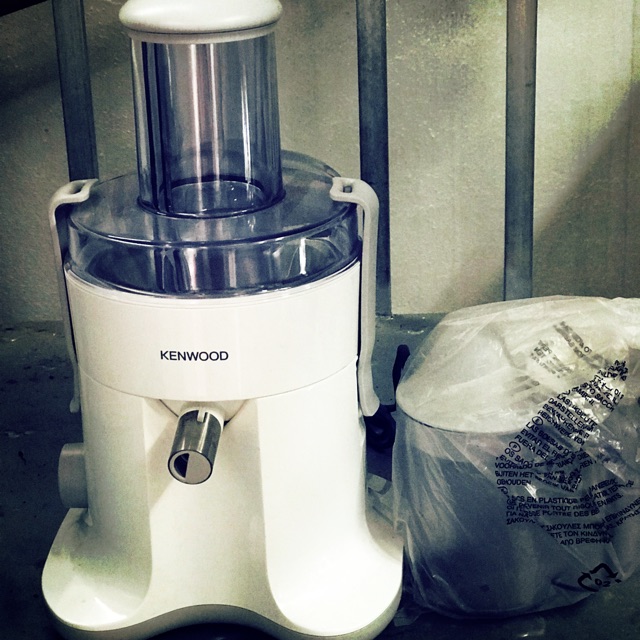 Máy Ép Trái Cây Kenwood JE680, 1.5L, 700W, Trắng, Nhựa, Thép Không Rỉ, 2 Tốc Độ, Chống Trượt