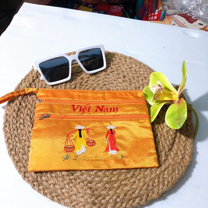 Ví mỹ phẩm lụa thêu cô gái