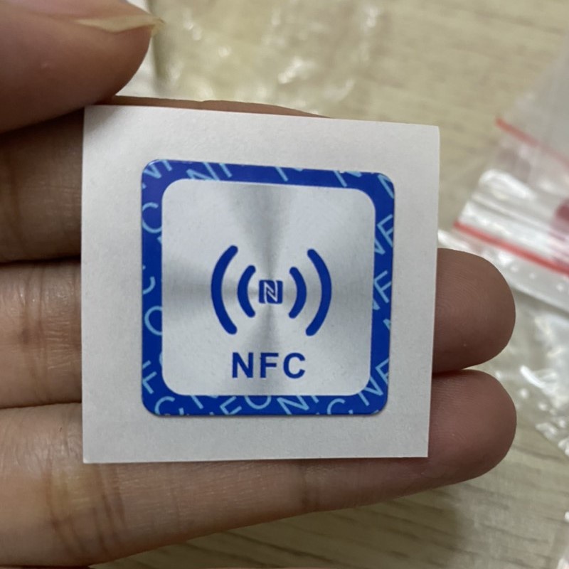 Thẻ thông tin cá nhân điện tử thông minh NFC Ntag213 chip dung lượng 180Byte có sẵn hình in và keo mặt sau để dán