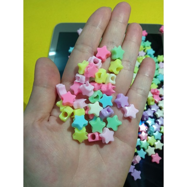 gói 100 hạt nhựa hình ngôi sao đủ màu và 2 mét cước thun dùng để xõ chuỗi đeo tay, hạt có thể làm cài tóc