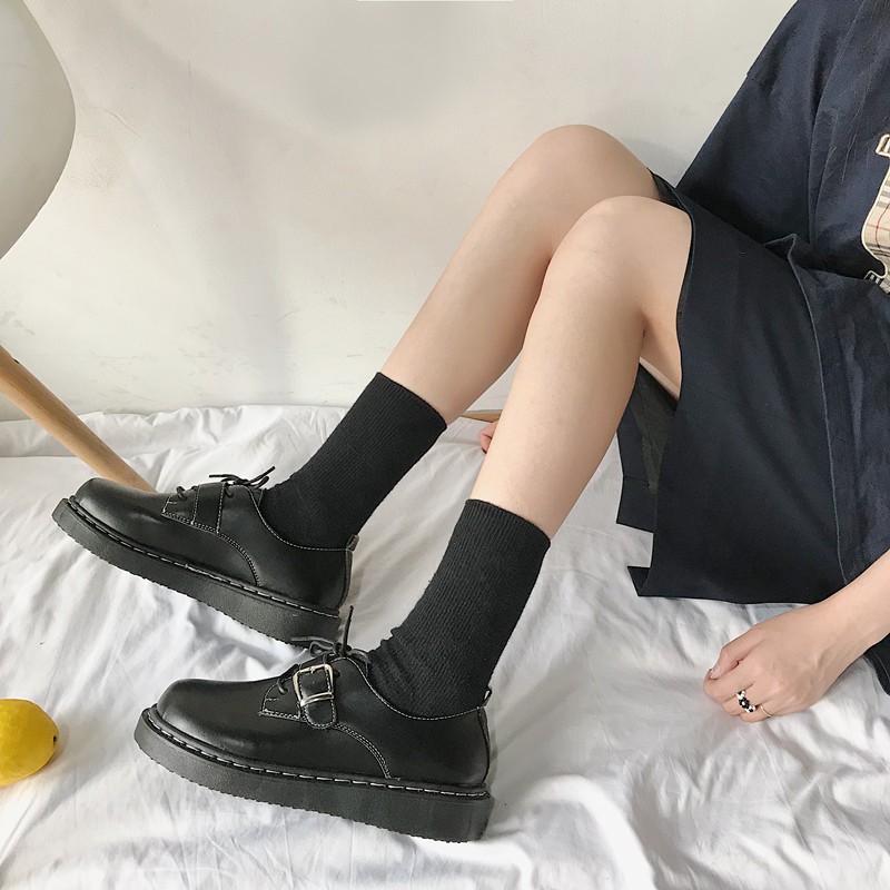 Giày vintage khuy vuông