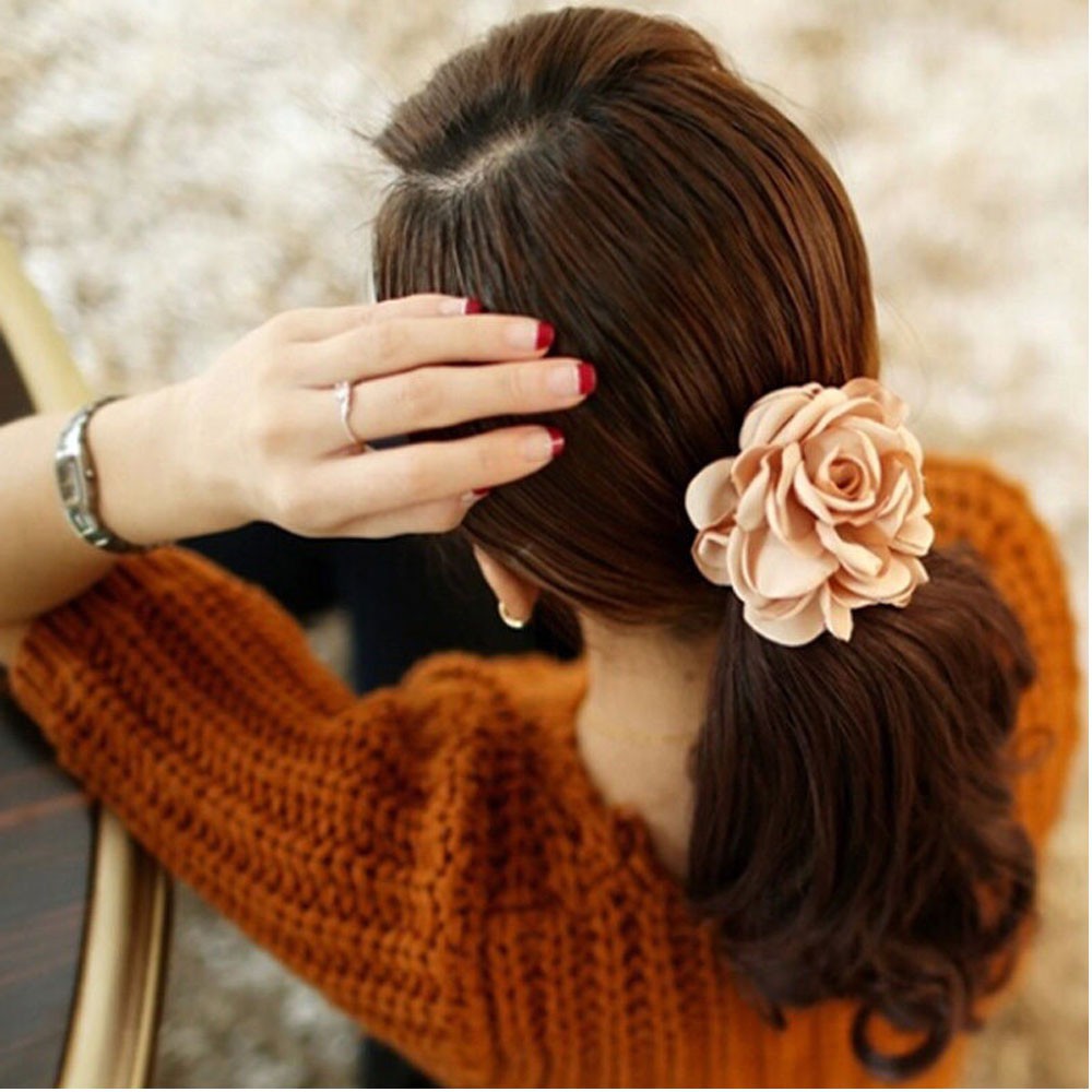 Cột tóc kiểu bông hoa đơn giản nữ tính