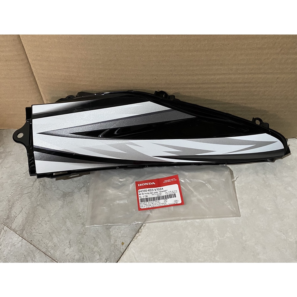 Bộ ốp trung tâm bên phải HONDA WAVE RSX110 năm 2010 màu Trắng. 64350K03V70ZA