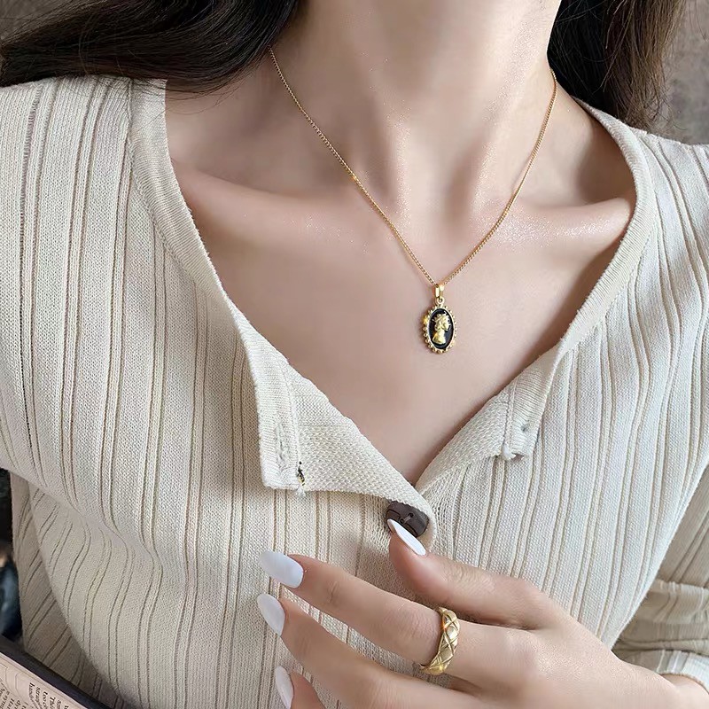 Vòng cổ thép titan mạ vàng 18k phối mặt đồng xu hình nữ hoàng Elizabeth phong cách châu Âu baroque cao cấp