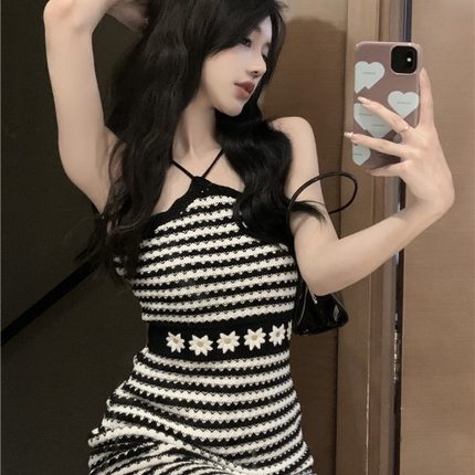 Váy yếm dệt kim đen trắng thêu hoa nổi dịu dàng nữ tính