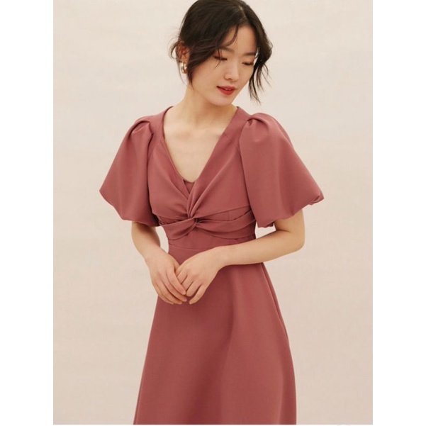 Đầm dáng xòe tay bồng xoắn ngực