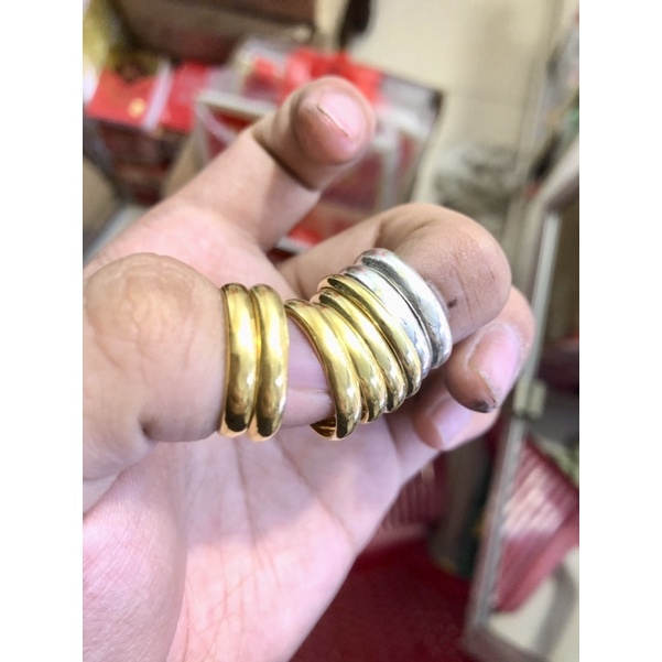 Nhẫn bạc trơn hay gọi Nhẫn khâu 5 phân Có đủ ni  Đeo xi vàng hay  đeo bạc nguyên