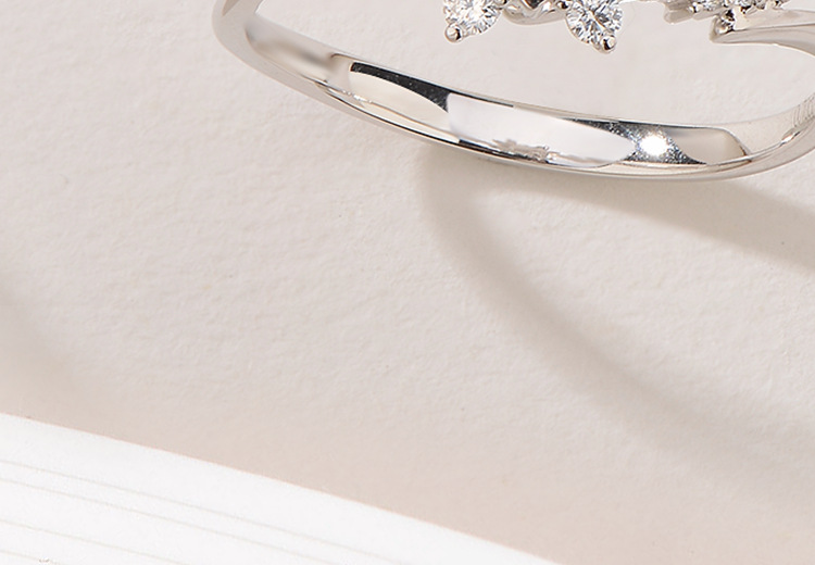 Nhẫn đính đá kiểu dáng tinh tế sang trọng cho nữ