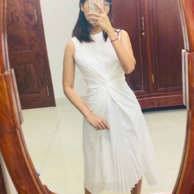 Váy midi xếp li của hãng Lovell