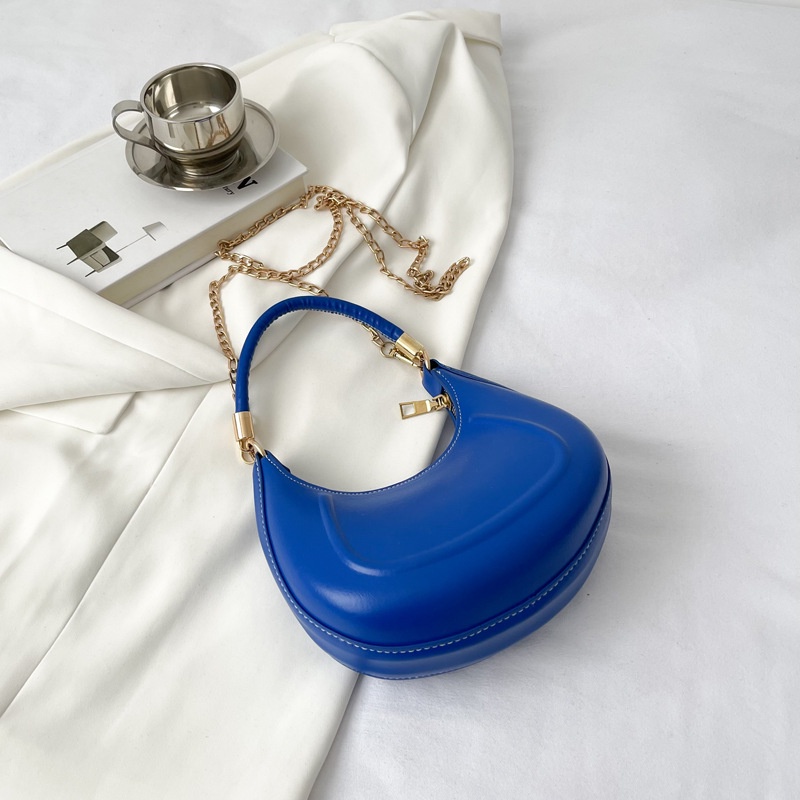 Túi đeo dưới cánh tay Hình Bán Nguyệt Phối Khóa Kim Loại Cá Tính Thời Trang Xuân Hè 2022