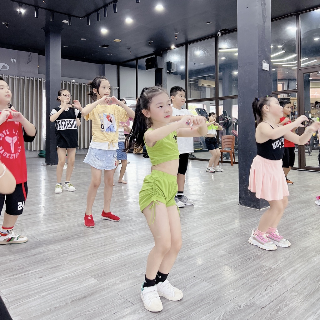 Đồ Bộ Thể Thao Tập Nhảy Tiktok Zumba Hiện Đại Cho Bé Gái 2 Chi Tiết Gồm Áo Croptop Và Quần Sooc Dây Rút 10-48kg FA032