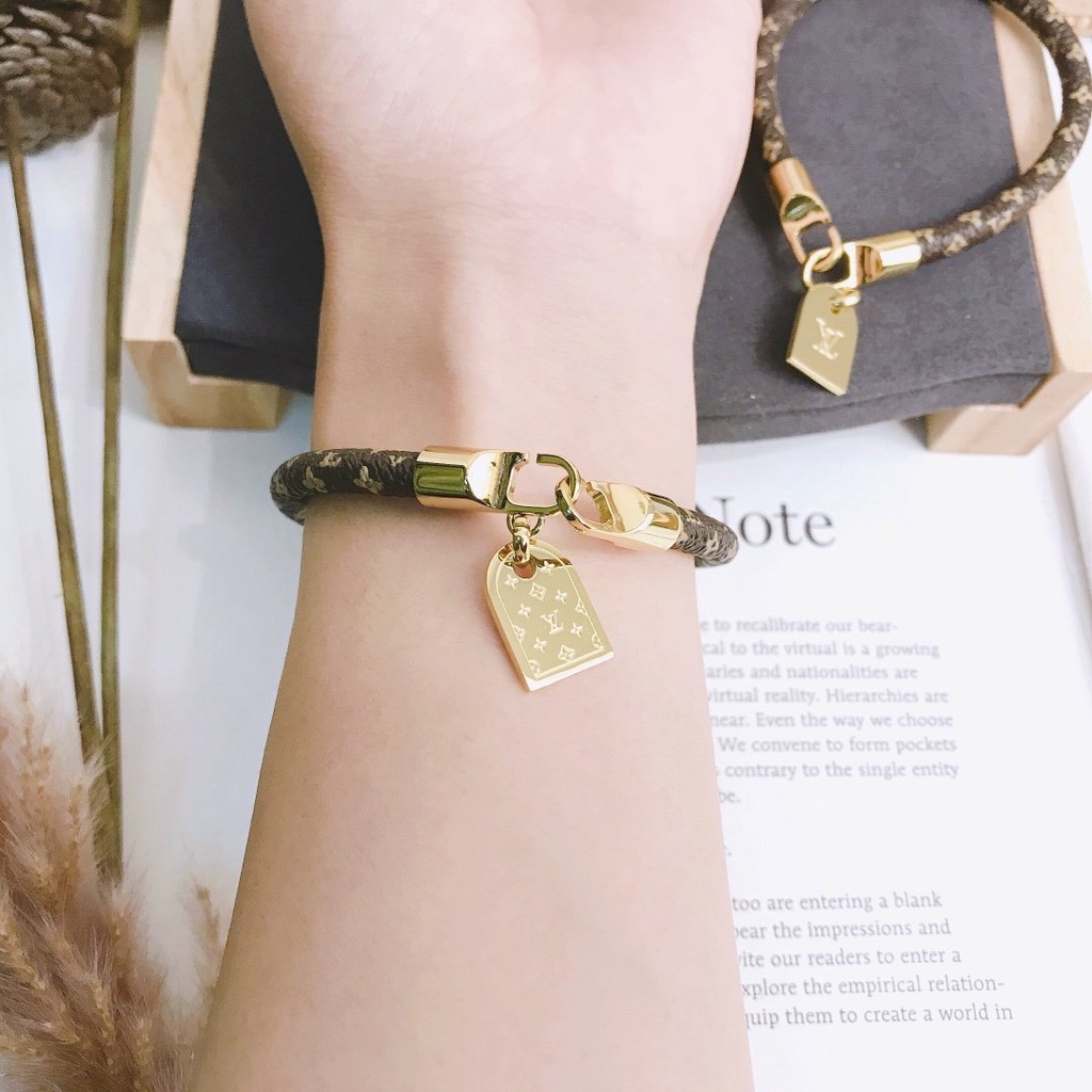 Vòng Tay Louis Vuitton Bằng Thép Titan Họa Tiết Chữ LV Sang Trọng Thời Trang