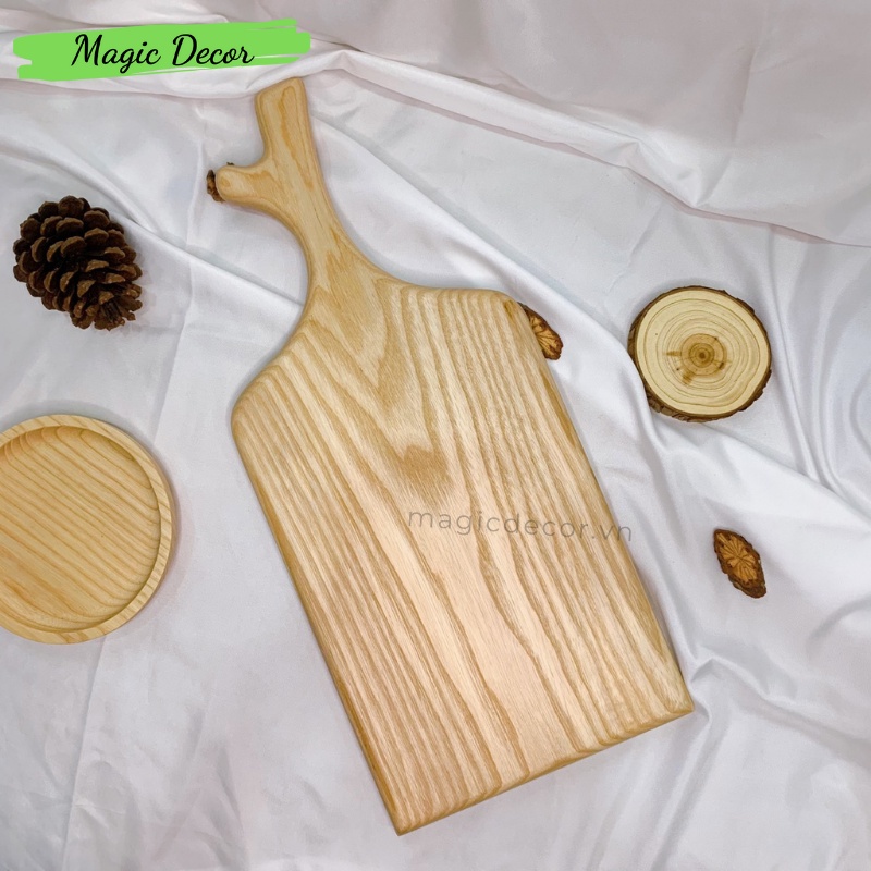 Thớt gỗ decor Magic đựng đồ ăn trang trí tay cầm cành cây sang trọng chất liệu gỗ tần bì tự nhiên cao cấp