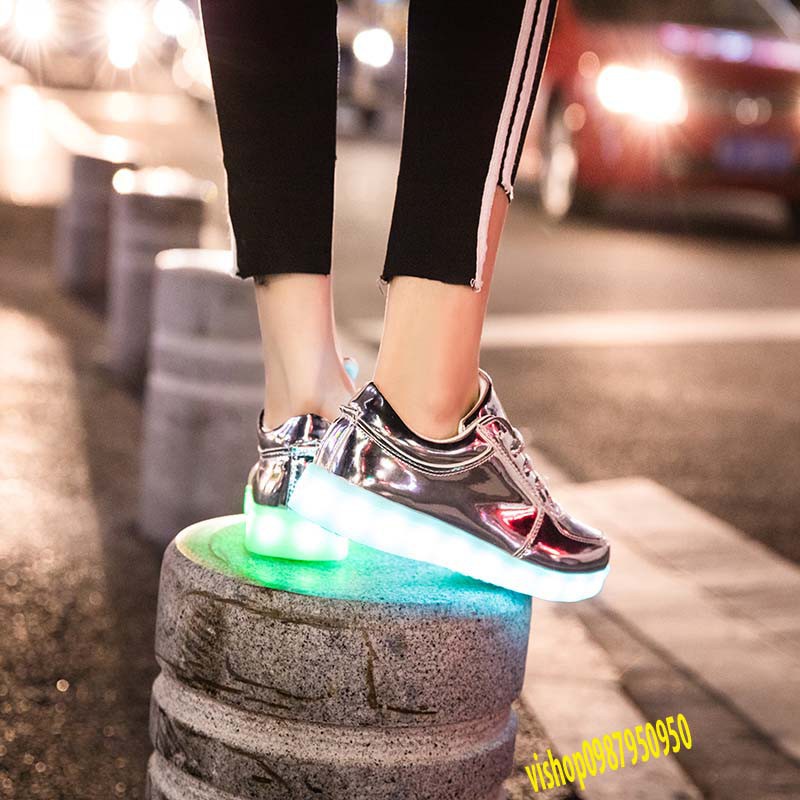 Giày phát sáng màu bạc bóng phát sáng 7 màu 8 chế độ đèn led cực đẹp (có video) mã QH4  Xđẹp