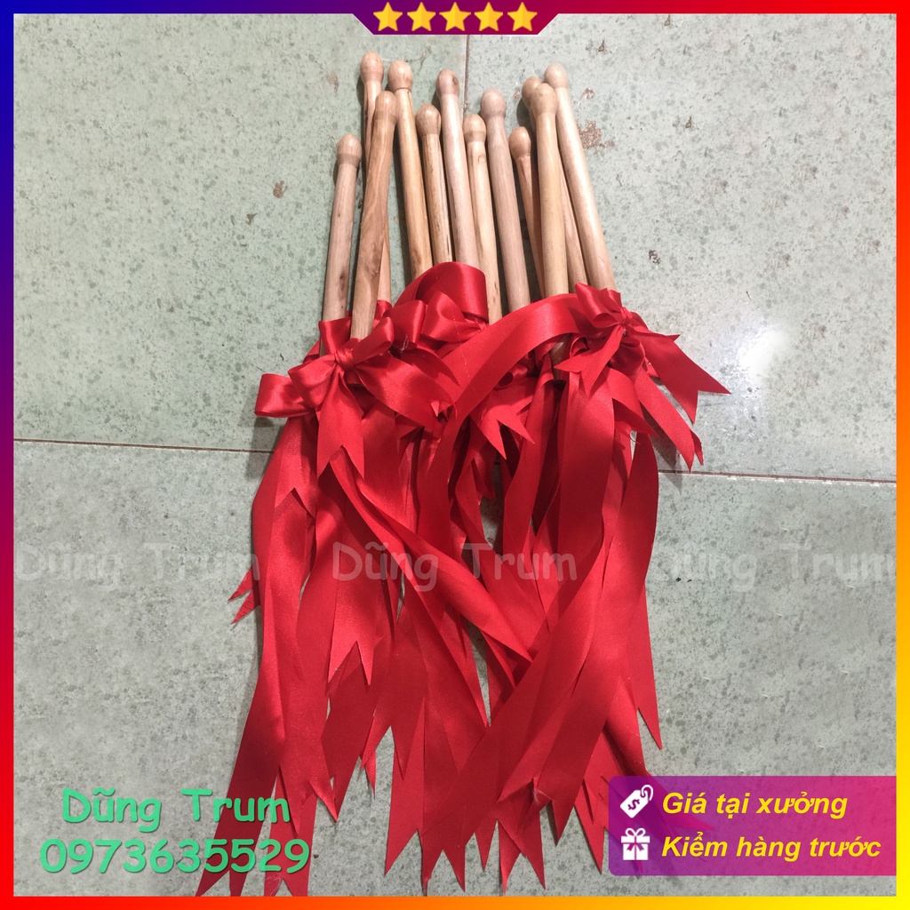Dùi trống thắt nơ đỏ chất liệu gỗ