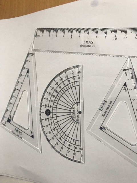 Bộ eke gồm 4 sản phẩm: 2 eke, đo độ, thước 20cm