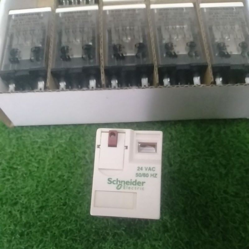 Rolay trung gian 14 chân Schneider RXM4AB1B7 có đèn báo, có nút test nguội