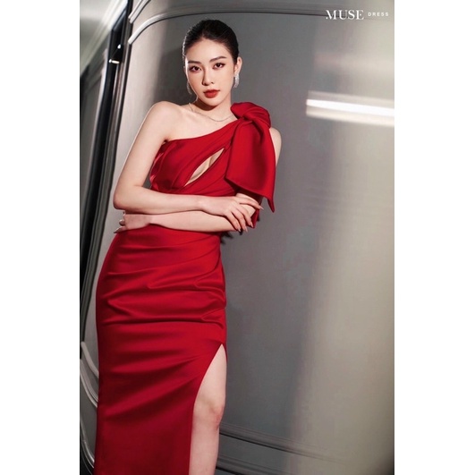 G1- đầm body phi đỏ lệch vai nơ dự tiệc, chất phi có mút