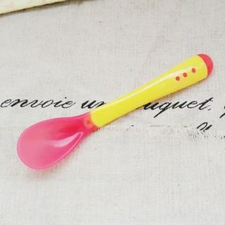 Thìa ăn dặm silicon báo nóng cho bé