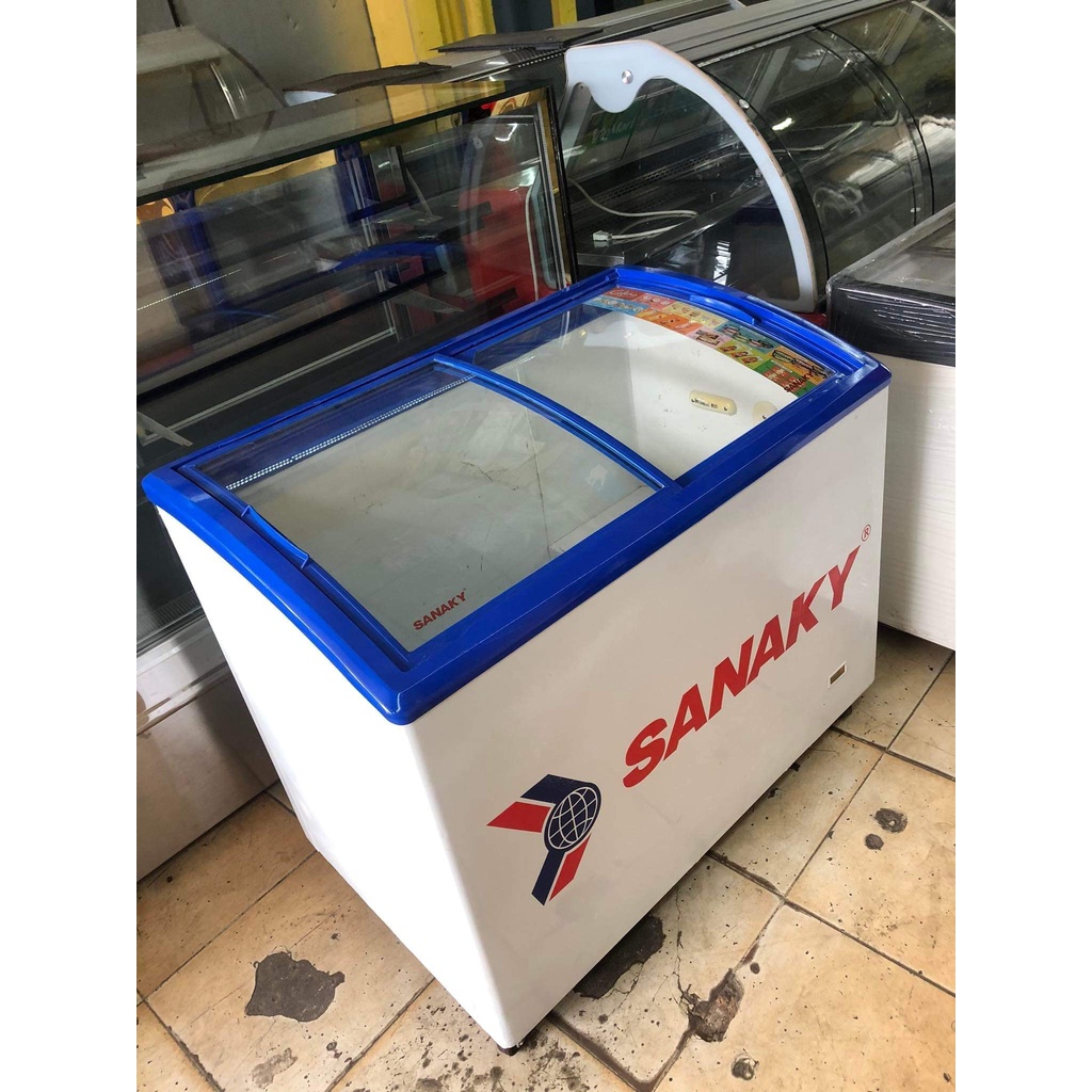 Tủ đông mặt kính hiệu Sanaky dung tích 300L màu trắng