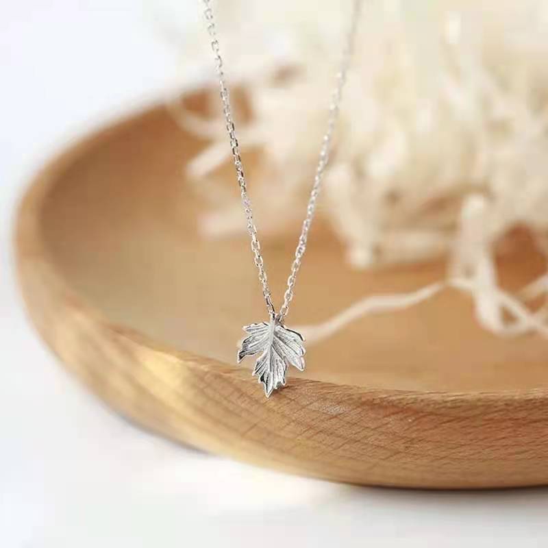 Korozo Vòng cổ Mặt Hình Lá Phong Thiết Kế Đơn Giản Cho Nữ