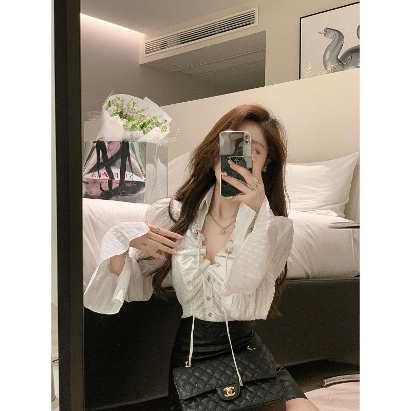 Bộ đồ gồm chân váy da lưng cao và áo kiểu sơ mi cổ chữ V dây rút dài tay thời trang mùa thu dành cho nữ (có bán lẻ)