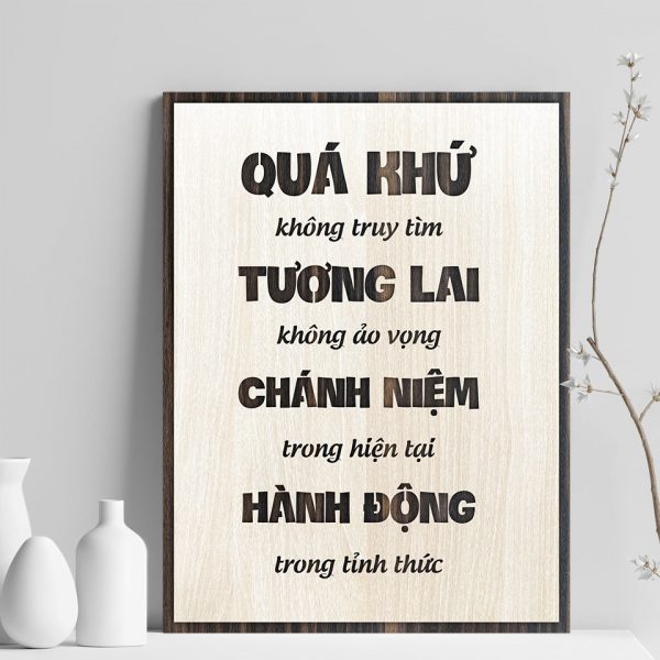 Tranh gỗ decor tạo động lực "Quá khứ không truy tìm, Tương lai ảo vọng, Chánh niệm trong hiện tại..."
