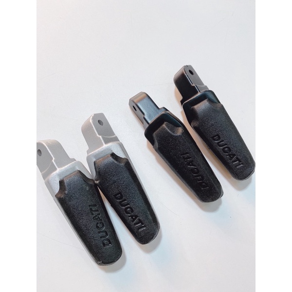 Cặp gác chân sau mẫu Ducati siêu đẹp, lắp thông dụng cho xe Honda & Yamaha