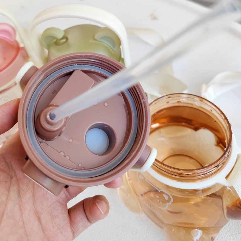 Bình nước cute  bình nước Bình Nước 900ml Dung Tích Lớn Có Dây Đeo Thiết Kế Hình Gấu Dễ Thương ống hút Chai nước giải khát dung tích lớn Ấm đun nước sinh viên bằng nhựa uống đôi di động