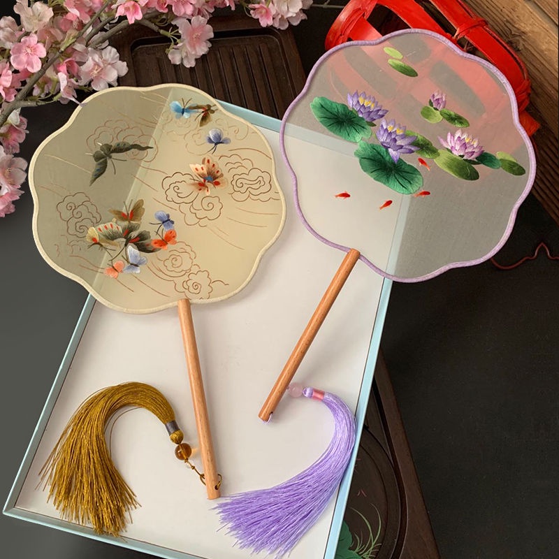Quạt Cầm Tay Bằng Lụa Thêu Họa Tiết Phong Cách Cổ Điển Phối Tua Rua Dùng Làm Đạo Cụ Chụp Ảnh Cho Nữ