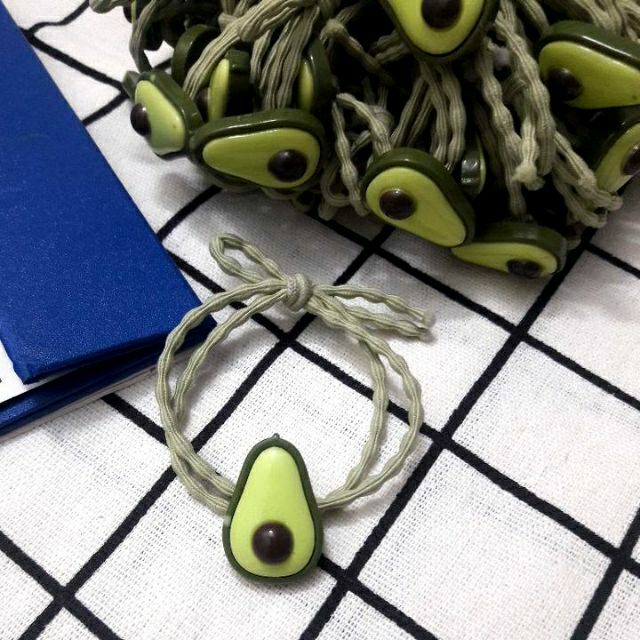 Cột tóc quả bơ