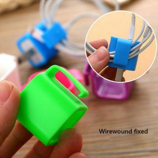 Bọc củ sạc dựa tường