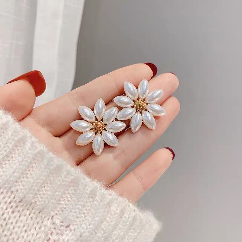 bông tai hình bông hoa sang chảnh phong cách người nổi tiếng