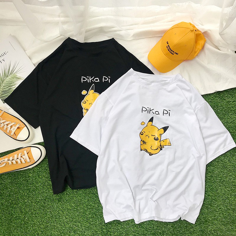 [SO CUTE] Áo Thun Unisex Form Rộng In Hình Chú PIKACHU Kèm Dòng Chữ PIKAPI Tạo Cảm Giác Đầy Thân Thuộc Và Thoải Mái