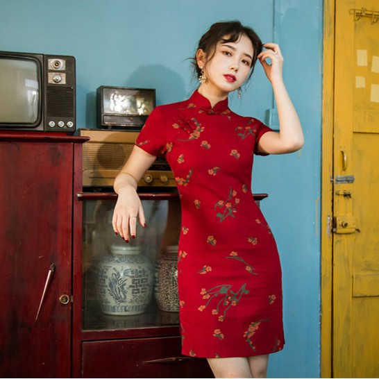 Sườn xám đỏ in hoa mai phong cách retro